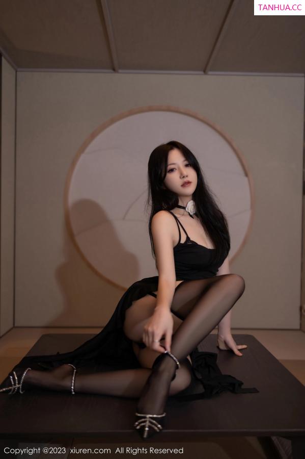 鱼子酱fish  [XiuRen]高清写真图 2023.09.28 No.7460 鱼子酱Fish 黑丝美腿第14张图片